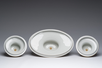 Een Italiaanse polychrome en deels vergulde driedelige S&egrave;vres-stijl schouwgarnituur met landschappen en romantische sc&egrave;nes, Giulia Mangani, 20ste eeuw