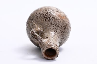 Pichet bellarmine en gr&egrave;s allemand et une bonbonni&egrave;re en cristal taill&eacute;, 17&egrave;me et 19&egrave;me si&egrave;cle