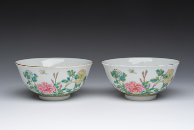 Paire de bols en porcelaine de Chine famille rose &agrave; d&eacute;cor de pivoines, marque de Jiangxi Zhen Pin, R&eacute;publique, 20&egrave;me si&egrave;cle