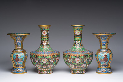 Deux paires de vases en &eacute;maux cloisonn&eacute;s et un plat &agrave; d&eacute;cor de papillons parmi des branches fleuries sur un support en bois, Chine, 20&egrave;me si&egrave;cle