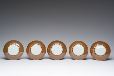 Vijf Chinese koppen en schotels met onderglazuur decor op capucijnbruine fondkleur, Qianlong