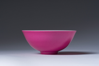 Bol en porcelaine de Chine en rose monochrome, marque de Yongzheng, R&eacute;publique