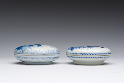 Deux bo&icirc;tes &agrave; p&acirc;te en porcelaine de Chine bleu et blanc dans le style de Wang Bu 王步, marque de Yongzheng, R&eacute;publique, 20&egrave;me si&egrave;cle