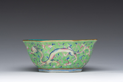 Bol de forme hexagonale en porcelaine de Chine famille rose &agrave; d&eacute;cor de dragons, marque et &eacute;poque de Tongzhi