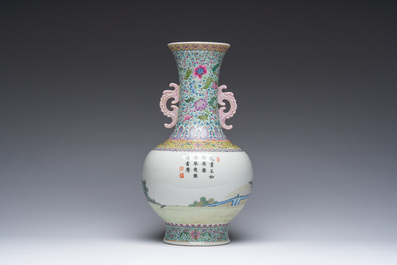 Een fraaie Chinese flesvormige famille rose vaas met dames die zich ontspannen in een paleistuin, Qianlong merk, 20ste eeuw