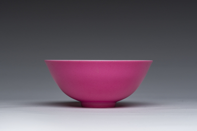 Bol en porcelaine de Chine en rose monochrome, marque de Yongzheng, R&eacute;publique
