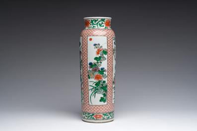 Assiette et vase de forme rouleau en porcelaine de Chine famille verte &agrave; d&eacute;cor floral, Kangxi et post&eacute;rieur
