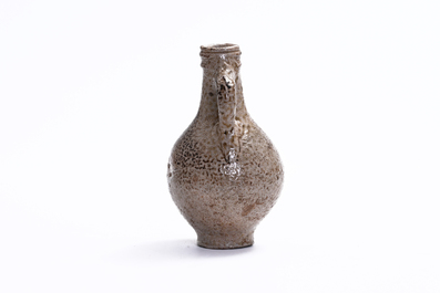 Pichet bellarmine en gr&egrave;s allemand et une bonbonni&egrave;re en cristal taill&eacute;, 17&egrave;me et 19&egrave;me si&egrave;cle