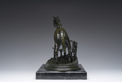 Pierre-Jules M&egrave;ne (1810-1879): Een paard aan een afsluiting, groengepatineerd brons op een marmeren basis, tweede helft 20ste eeuw