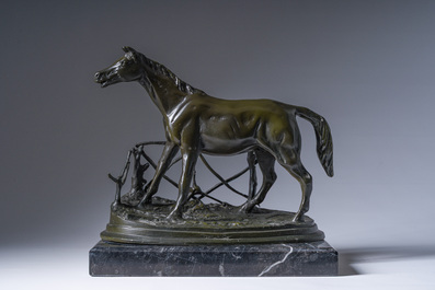 Pierre-Jules M&egrave;ne (1810-1879): Een paard aan een afsluiting, groengepatineerd brons op een marmeren basis, tweede helft 20ste eeuw