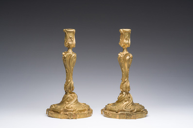 Een paar Franse verguld bronzen Lodewijk XV-stijl kandelaars met floraal decor, 19de eeuw