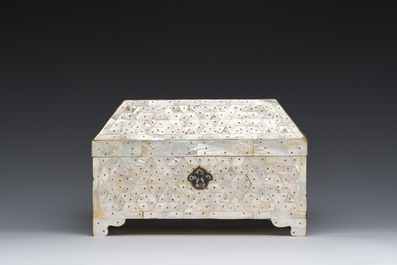 Coffret incrust&eacute; de nacre, Inde, probablement Gujarat, probablement 18&egrave;me si&egrave;cle