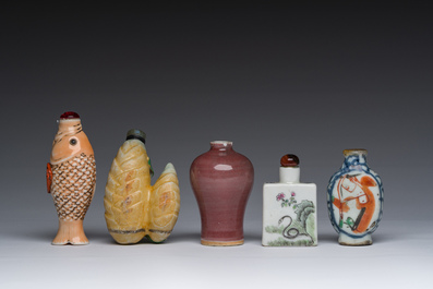 Five Chinese porcelain snuff bottles, 19th/20th C.