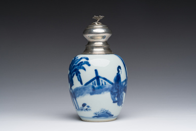 Bo&icirc;te &agrave; th&eacute; en porcelaine de Chine bleu et blanc &agrave; monture en argent hollandais, Kangxi