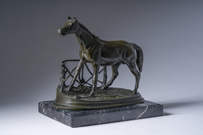 Pierre-Jules M&egrave;ne (1810-1879): Een paard aan een afsluiting, groengepatineerd brons op een marmeren basis, tweede helft 20ste eeuw