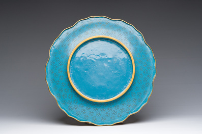 Deux paires de vases en &eacute;maux cloisonn&eacute;s et un plat &agrave; d&eacute;cor de papillons parmi des branches fleuries sur un support en bois, Chine, 20&egrave;me si&egrave;cle