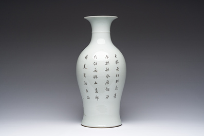 Een Chinese famille rose balustervaas met onsterfelijken, zes-karaktermerk, 20ste eeuw