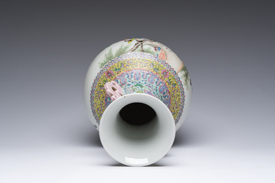 Een fraaie Chinese flesvormige famille rose vaas met dames die zich ontspannen in een paleistuin, Qianlong merk, 20ste eeuw