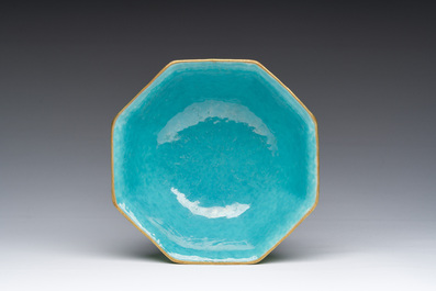 Bol de forme hexagonale en porcelaine de Chine famille rose &agrave; d&eacute;cor de dragons, marque et &eacute;poque de Tongzhi