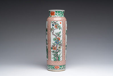 Assiette et vase de forme rouleau en porcelaine de Chine famille verte &agrave; d&eacute;cor floral, Kangxi et post&eacute;rieur