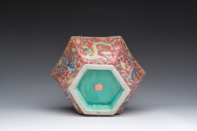 Bol de forme hexagonale en porcelaine de Chine famille rose &agrave; d&eacute;cor de dragons, marque et &eacute;poque de Tongzhi