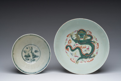 Bol en porcelaine de Chine bleu et blanc dit 'de Swatow' et un bol rose-verte &agrave; d&eacute;cor de dragons, 19&egrave;me si&egrave;cle