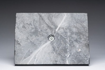 Pierre-Jules M&egrave;ne (1810-1879): Een paard aan een afsluiting, groengepatineerd brons op een marmeren basis, tweede helft 20ste eeuw