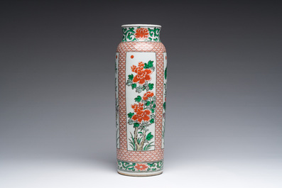 Assiette et vase de forme rouleau en porcelaine de Chine famille verte &agrave; d&eacute;cor floral, Kangxi et post&eacute;rieur