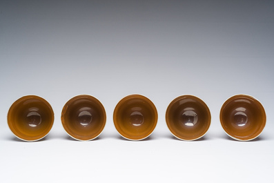 Vijf Chinese koppen en schotels met onderglazuur decor op capucijnbruine fondkleur, Qianlong