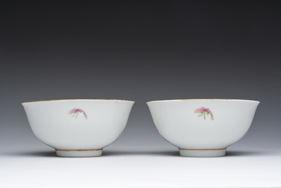 Paire de bols en porcelaine de Chine famille rose &agrave; d&eacute;cor de pivoines, marque de Jiangxi Zhen Pin, R&eacute;publique, 20&egrave;me si&egrave;cle