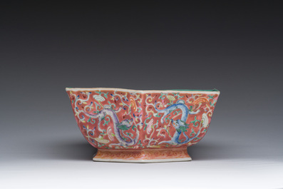Bol de forme hexagonale en porcelaine de Chine famille rose &agrave; d&eacute;cor de dragons, marque et &eacute;poque de Tongzhi