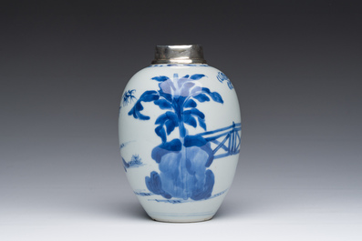 Bo&icirc;te &agrave; th&eacute; en porcelaine de Chine bleu et blanc &agrave; monture en argent hollandais, Kangxi
