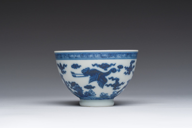 Een Chinese blauw-witte kom met mythische dieren, Yongzheng merk, 19de/20ste eeuw