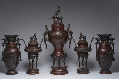 Een Japanse vijfdelige bronzen garnituur met dierenreli&euml;fdecor, Meiji, 19de eeuw