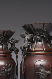 Een Japanse vijfdelige bronzen garnituur met dierenreli&euml;fdecor, Meiji, 19de eeuw