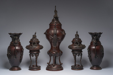 Een Japanse vijfdelige bronzen garnituur met dierenreli&euml;fdecor, Meiji, 19de eeuw