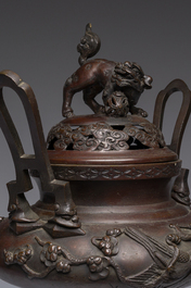 Een Japanse vijfdelige bronzen garnituur met dierenreli&euml;fdecor, Meiji, 19de eeuw