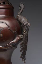 Een Japanse vijfdelige bronzen garnituur met dierenreli&euml;fdecor, Meiji, 19de eeuw