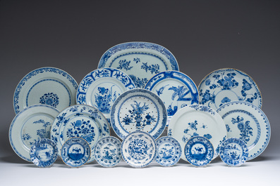 Een gevarieerde collectie Chinees blauw-wit porselein, Kangxi/Qianlong