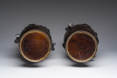 Een Japanse vijfdelige bronzen garnituur met dierenreli&euml;fdecor, Meiji, 19de eeuw