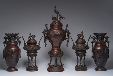 Een Japanse vijfdelige bronzen garnituur met dierenreli&euml;fdecor, Meiji, 19de eeuw