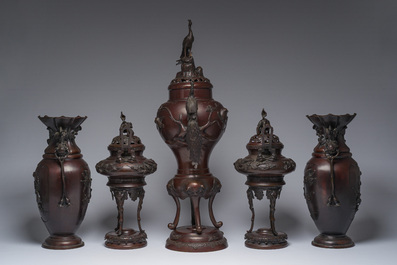 Een Japanse vijfdelige bronzen garnituur met dierenreli&euml;fdecor, Meiji, 19de eeuw