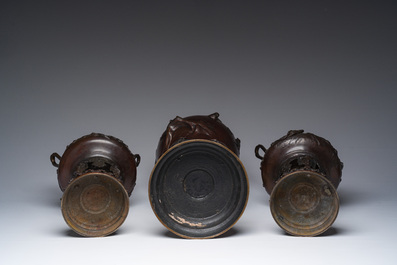 Een Japanse vijfdelige bronzen garnituur met dierenreli&euml;fdecor, Meiji, 19de eeuw