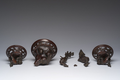 Een Japanse vijfdelige bronzen garnituur met dierenreli&euml;fdecor, Meiji, 19de eeuw