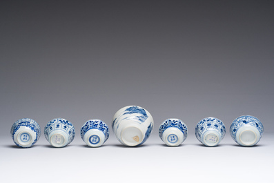 Een gevarieerde collectie Chinees blauw-wit porselein, Kangxi/Qianlong