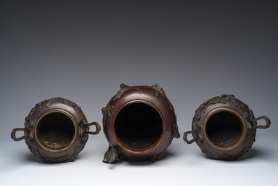 Een Japanse vijfdelige bronzen garnituur met dierenreli&euml;fdecor, Meiji, 19de eeuw