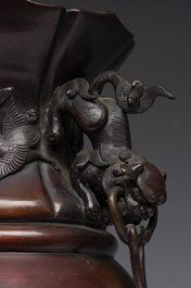 Een Japanse vijfdelige bronzen garnituur met dierenreli&euml;fdecor, Meiji, 19de eeuw