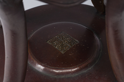 Een Japanse vijfdelige bronzen garnituur met dierenreli&euml;fdecor, Meiji, 19de eeuw