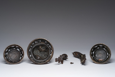 Een Japanse vijfdelige bronzen garnituur met dierenreli&euml;fdecor, Meiji, 19de eeuw