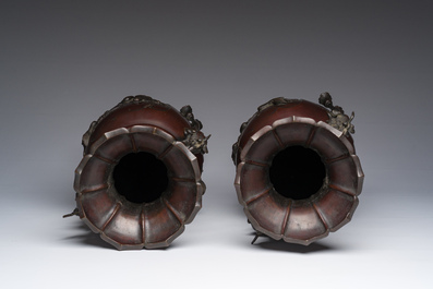 Een Japanse vijfdelige bronzen garnituur met dierenreli&euml;fdecor, Meiji, 19de eeuw